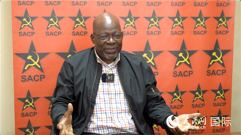 南非共產(chǎn)黨總書記索利 馬派拉接受人民網(wǎng)記者采訪。人民網(wǎng) 劉暢攝