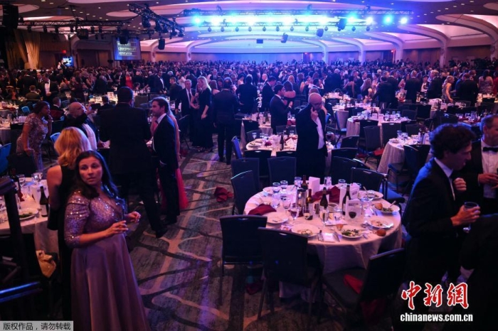 多家美國媒體25日晚報(bào)道稱，出席白宮記者協(xié)會(huì)晚宴的美國總統(tǒng)特朗普因現(xiàn)場傳出疑似“槍聲”而緊急撤離。白宮記者協(xié)會(huì)晚宴當(dāng)晚在位于華盛頓市區(qū)的一所酒店舉行。這是特朗普首次以總統(tǒng)身份參加該活動(dòng)。事件發(fā)生在特朗普抵達(dá)活動(dòng)現(xiàn)場后的半小時(shí)。當(dāng)晚8時(shí)39分許，晚宴現(xiàn)場傳出“槍聲”，隨后特勤局人員沖入宴會(huì)大廳，要求來賓撤離。圖為晚宴現(xiàn)場。