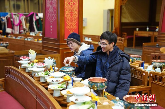 （滇藏公路50年）云南梅里雪山“觀山經(jīng)濟(jì)”激活文旅發(fā)展動(dòng)能