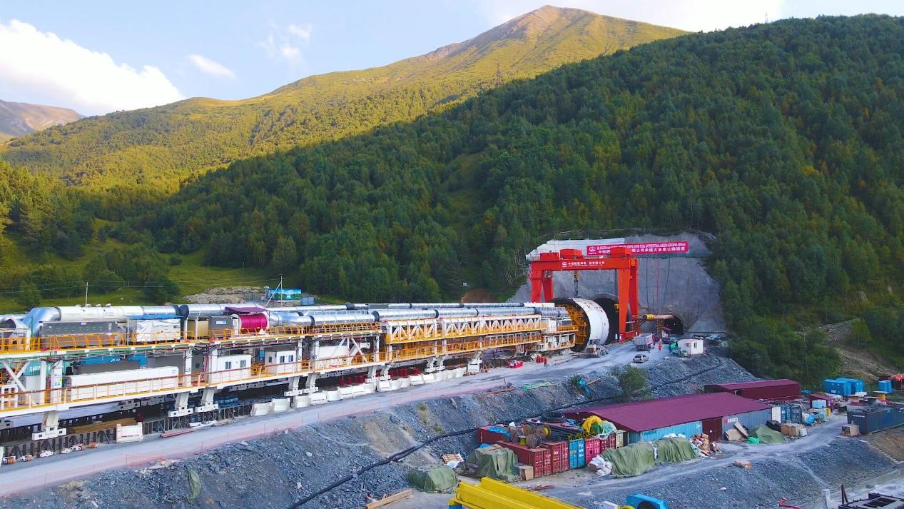 “高加索號”單護(hù)盾硬巖掘進(jìn)機(jī)（TBM）。中鐵隧道局格魯吉亞KK公路隧道項目部供圖
