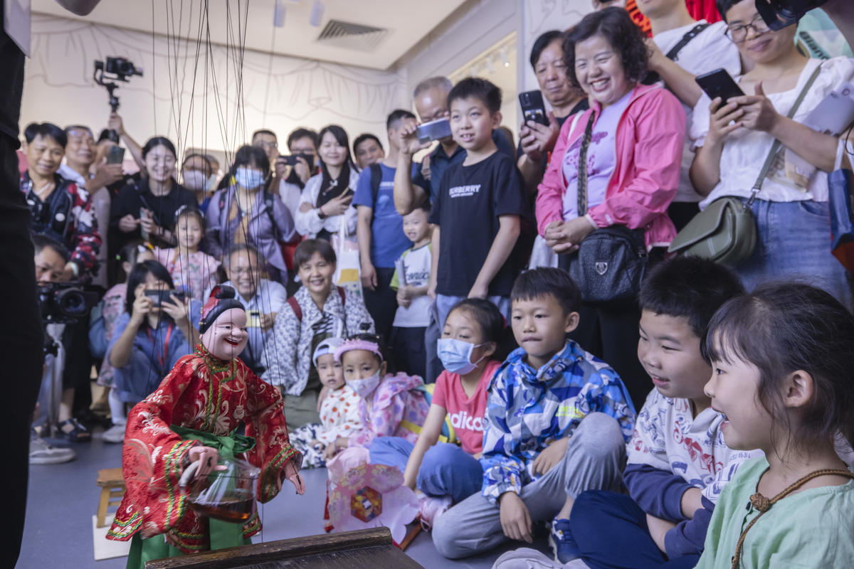 5月1日，廣州市白鵝潭大灣區(qū)藝術(shù)中心非物質(zhì)文化遺產(chǎn)館內(nèi)，精彩的梅縣提線木偶戲表演吸引了眾多游客駐足觀賞。 來源：人民圖片網(wǎng)