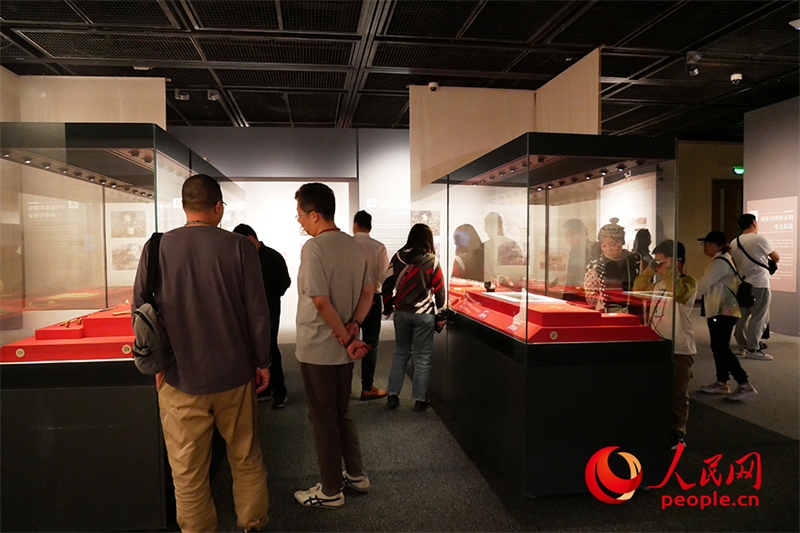“五一”假期，游客在首都博物館參觀展覽。人民網(wǎng)記者 韋衍行攝
