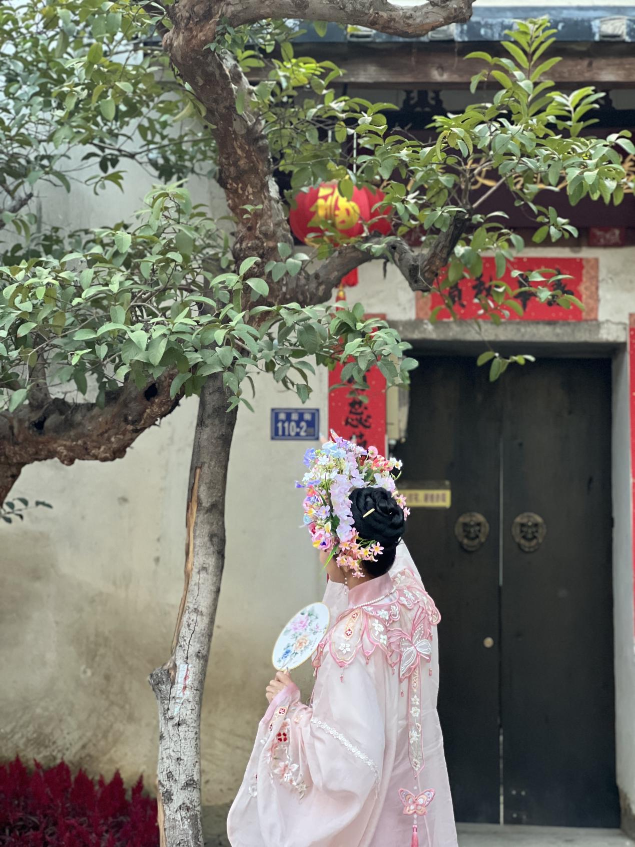 福建泉州，頭戴簪花的游客正拍照留念。人民網(wǎng) 歐陽易佳攝