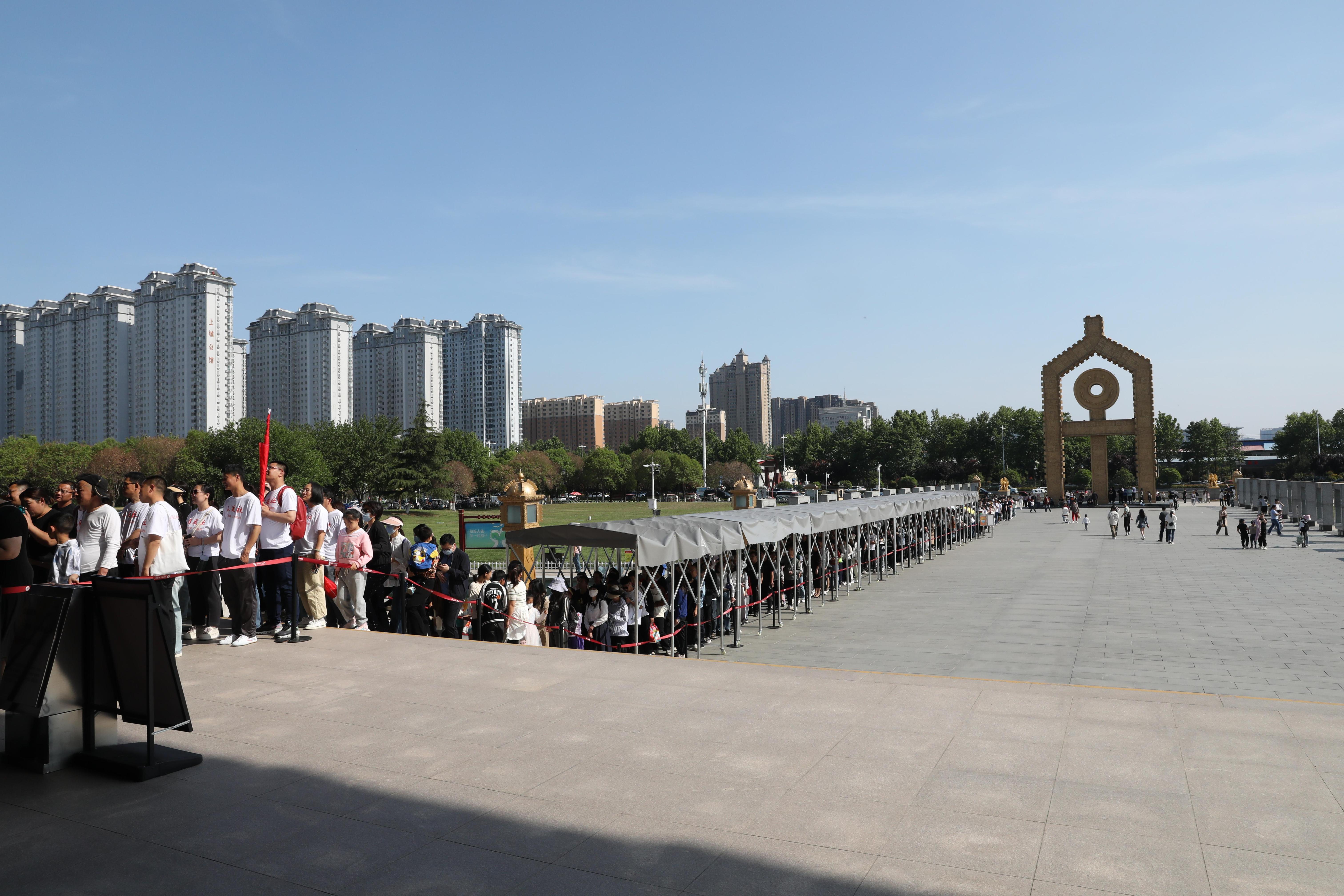 “五一”期間，中國文字博物館外游客有序排隊(duì)。中國文字博物館供圖