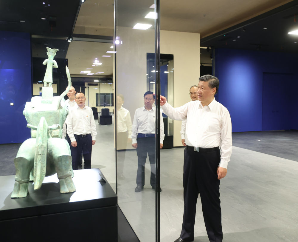 2023年7月26日，習近平總書記在四川省德陽市考察了三星堆博物館，了解當?shù)貧v史文化遺址發(fā)掘研究、文物保護修復(fù)等情況。