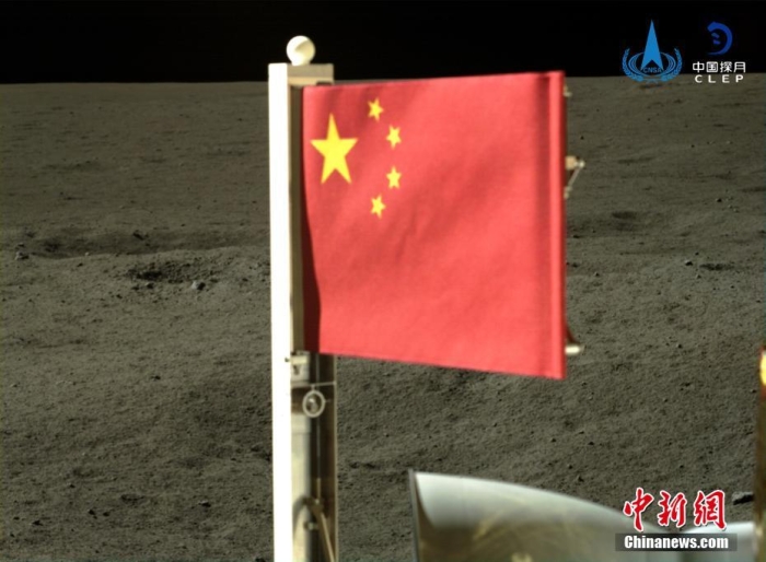 6月4日，中國(guó)國(guó)家航天局公布了嫦娥六號(hào)探測(cè)器在月球背面的五星紅旗展示影像。鮮艷的五星紅旗再次閃耀月球，這也是中國(guó)首次在月球背面獨(dú)立動(dòng)態(tài)展示國(guó)旗。<a target='_blank' href='/'><p  align=