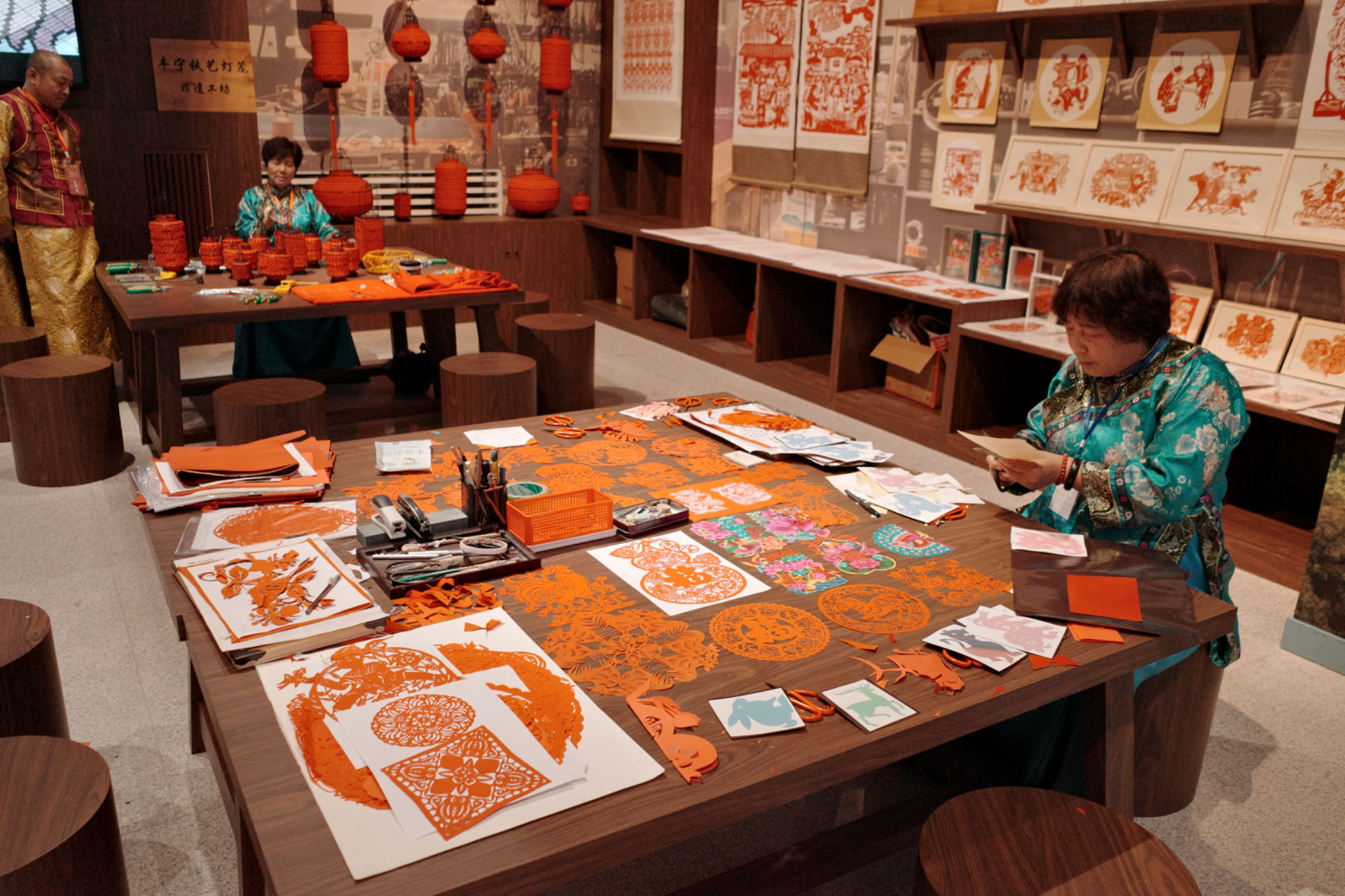 “氣象萬(wàn)千——中國(guó)非遺保護(hù)實(shí)踐主題展”上，非遺傳承人現(xiàn)場(chǎng)展示。人民網(wǎng)記者 劉微攝