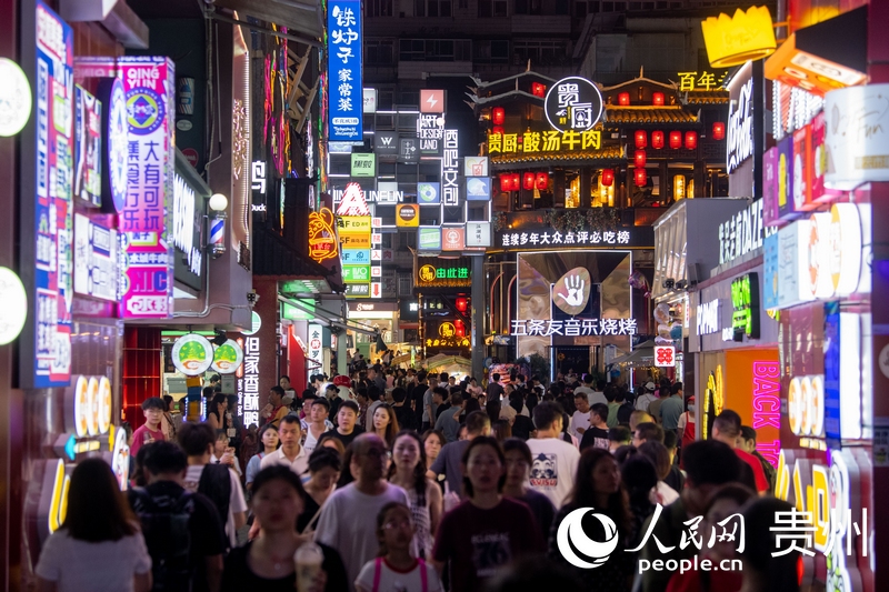 6月21日，貴陽，青云市集內(nèi)游人如織。人民網(wǎng)記者 翁奇羽攝