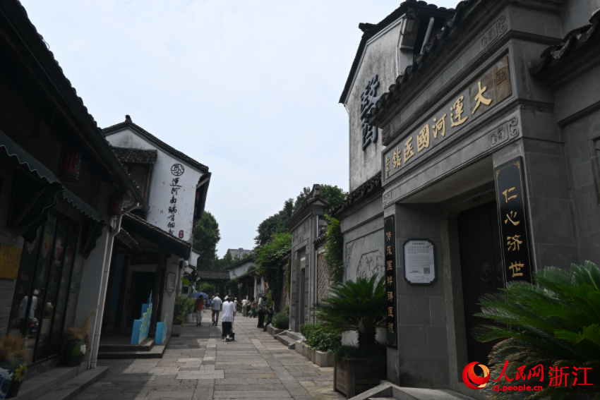 運(yùn)河邊的老建筑被完好保存下來。人民網(wǎng)記者 張麗瑋攝