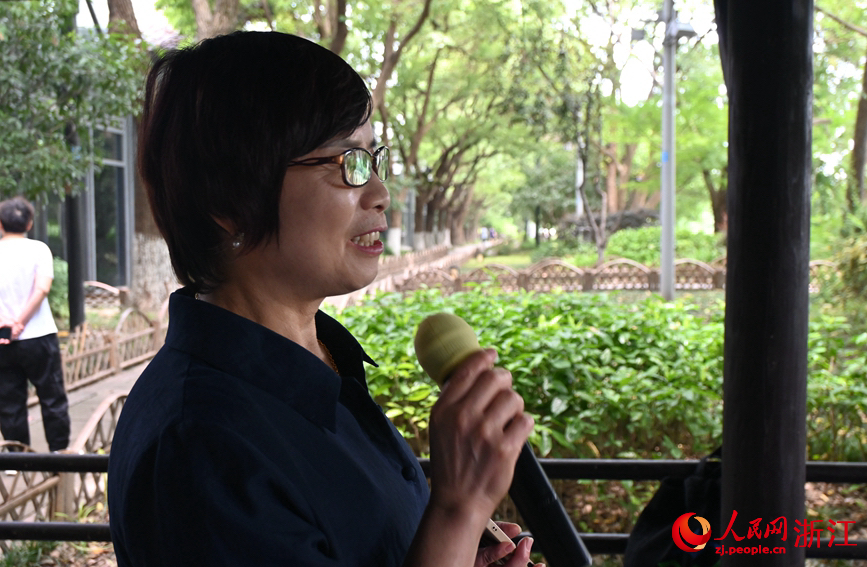 面向運(yùn)河，任國(guó)萍放聲歌唱。人民網(wǎng)記者 張麗瑋
