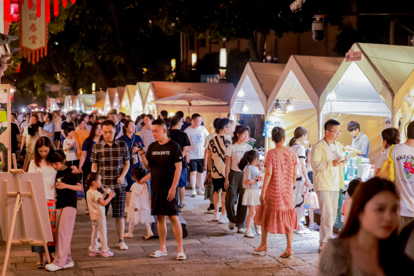 本屆中國(guó)大運(yùn)河廟會(huì)吸引不少市民游客前來參觀游玩。拱墅區(qū)委宣傳部供圖
