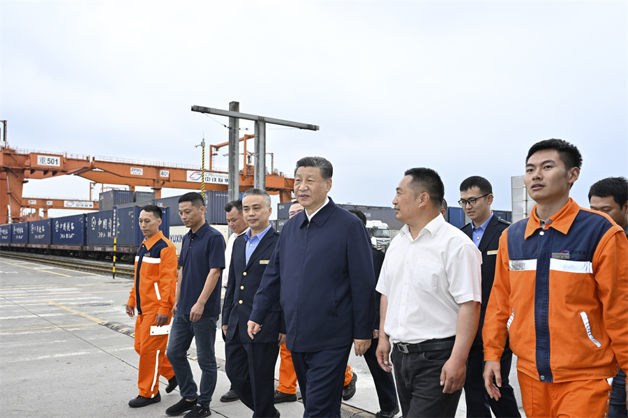 2024年4月22日至24日，中共中央總書記、國家主席、中央軍委主席習近平在重慶考察。這是22日下午，習近平在重慶國際物流樞紐園區(qū)重慶鐵路集裝箱中心站，同貨車司機、列車司機、裝卸工人、場站管理人員等親切交流。新華社記者 岳月偉 攝