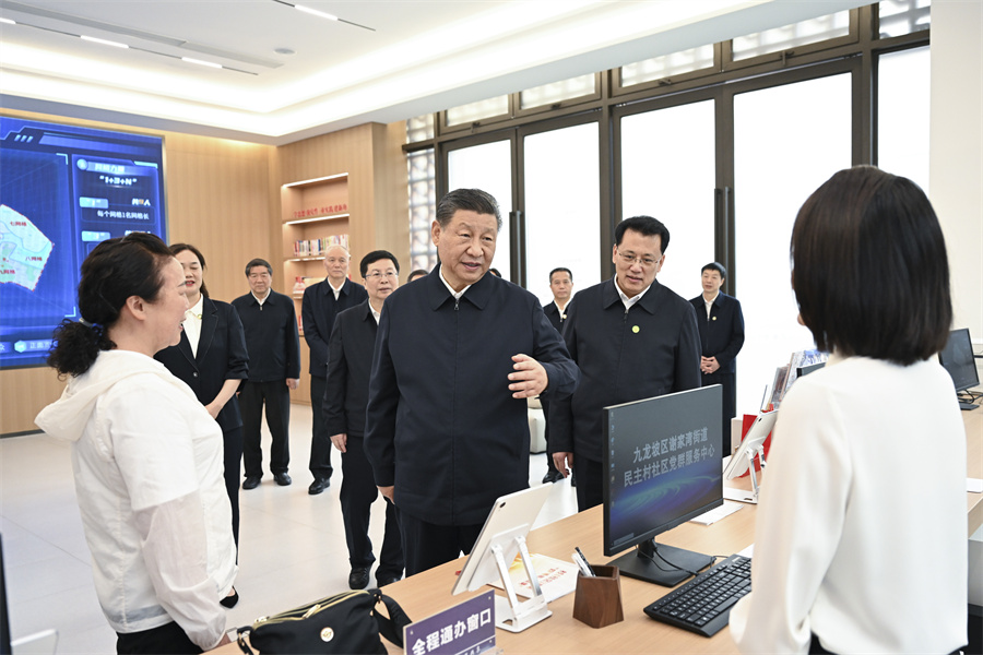 2024年4月22日至24日，中共中央總書記、國家主席、中央軍委主席習近平在重慶考察。這是22日下午，習近平在九龍坡區(qū)謝家灣街道民主村社區(qū)考察。新華社記者 謝環(huán)馳 攝