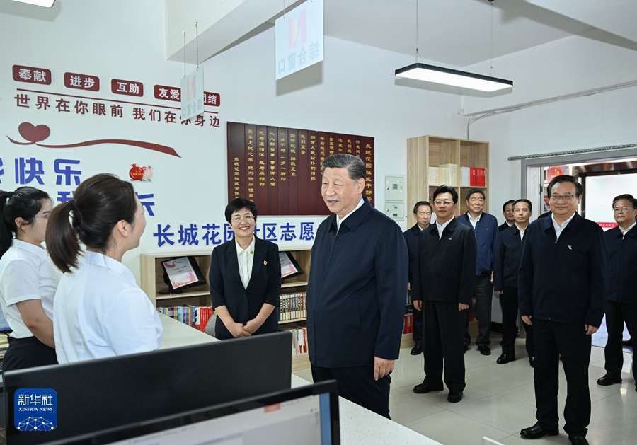2024年6月19日下午，習(xí)近平在寧夏銀川市金鳳區(qū)長城花園社區(qū)黨群服務(wù)中心便民服務(wù)廳了解社區(qū)開展便民惠民服務(wù)等情況。新華社記者 謝環(huán)馳 攝
