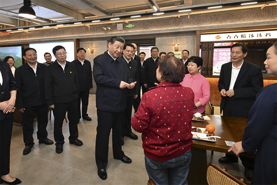 2024年4月22日下午，習(xí)近平在九龍坡區(qū)謝家灣街道民主村社區(qū)考察時(shí)，同正在社區(qū)食堂就餐的群眾親切交流。新華社記者 謝環(huán)馳 攝