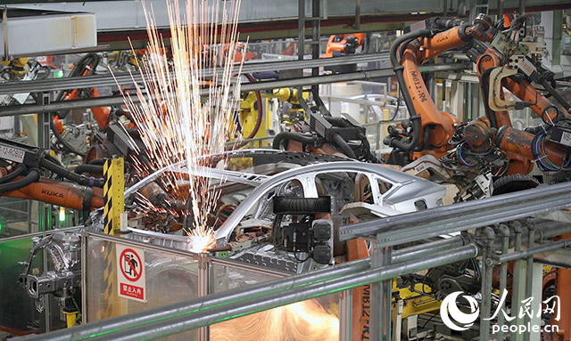 長安汽車兩江工廠，機(jī)械臂正在工作。人民網(wǎng)記者 劉祎攝