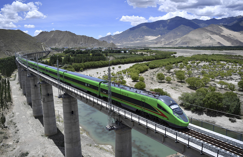 2022年6月22日，復(fù)興號列車行駛在西藏山南境內(nèi)。
