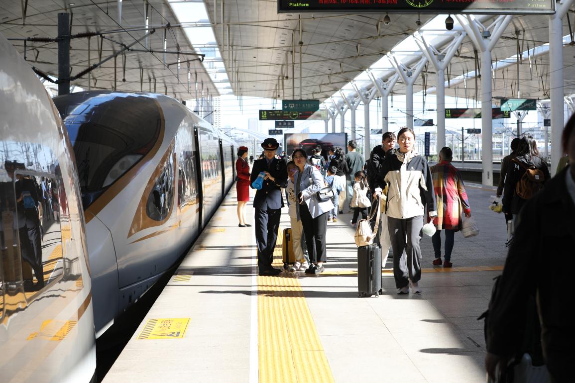 旅客在站臺準(zhǔn)備乘車。受訪方供圖