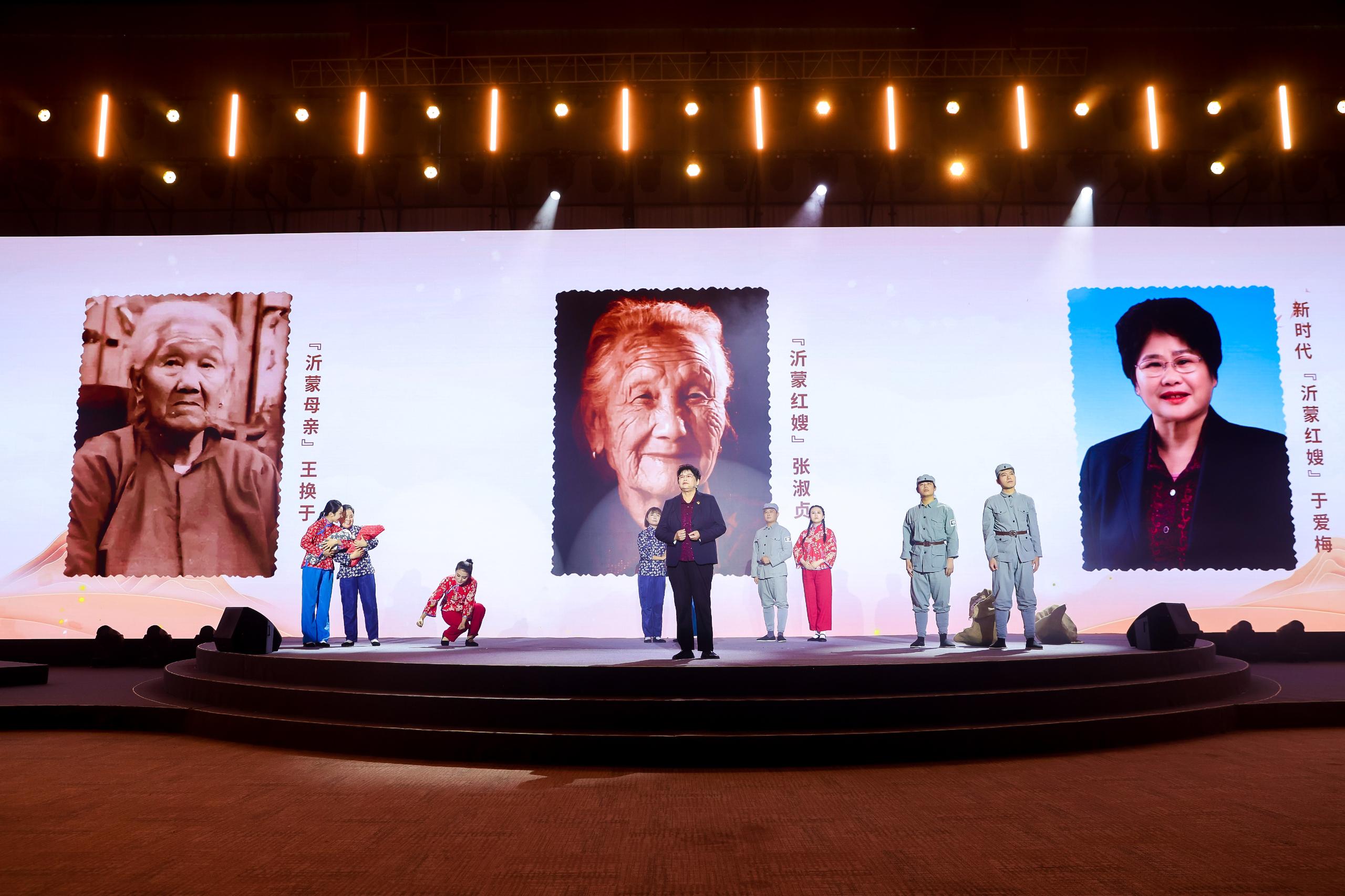 “何以中國·弦歌不輟”網(wǎng)絡(luò)主題活動現(xiàn)場，于愛梅講述“沂蒙紅嫂”的故事。人民視頻供圖。