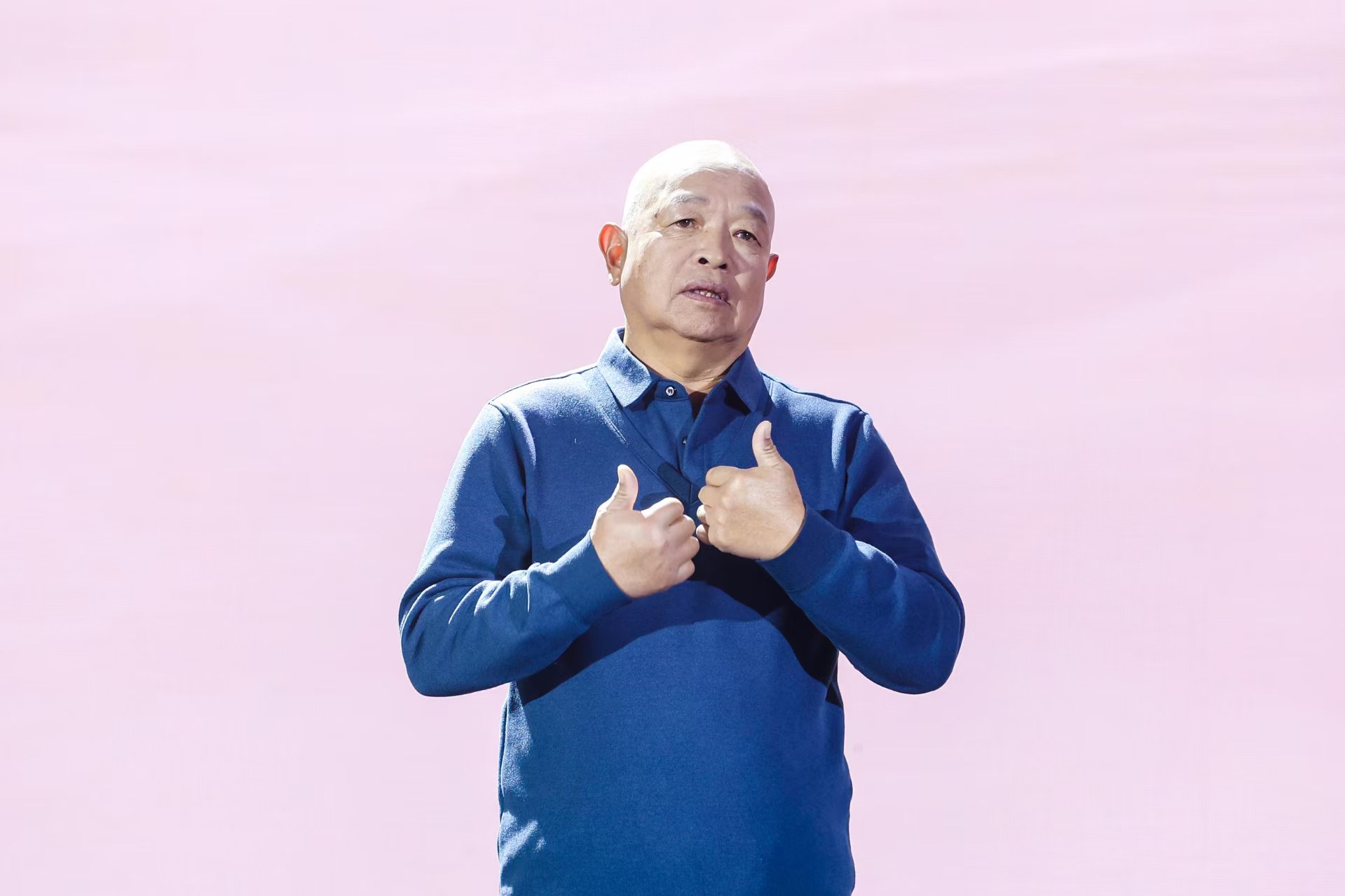 “山東好人”、煙臺(tái)市無(wú)聲洗車場(chǎng)經(jīng)理柳興濤。人民視頻供圖。