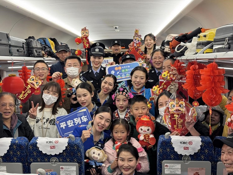 春節(jié)期間，在中老鐵路磨萬（磨丁—萬象）段，鐵路客運員工與乘客合影留念。李加勇攝