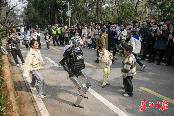 “智警小珞”人形機器人和小朋友們斗舞。長江日報記者史偉 攝