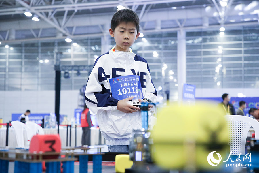 參加2025數(shù)字中國創(chuàng)新大賽青少年AI機器人賽道決賽的小選手。人民網(wǎng)記者 焦艷攝