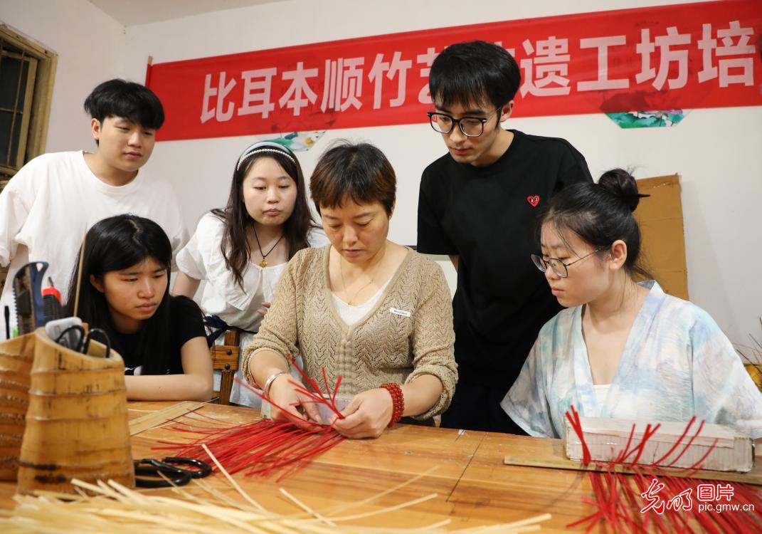 直播助農(nóng)、健康義診、扮靚街巷……青年學(xué)子暑期返鄉(xiāng)服務(wù)桑梓