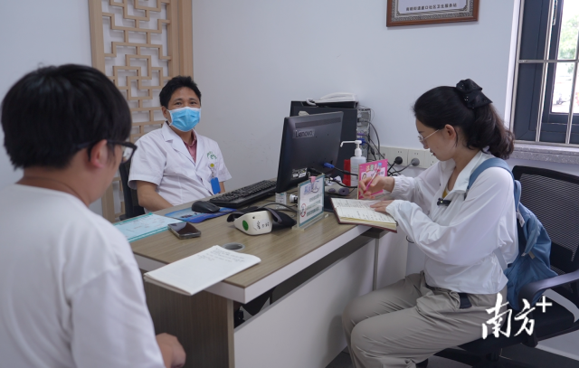 公共服務(wù)調(diào)研組在崖口村衛(wèi)生站調(diào)研。