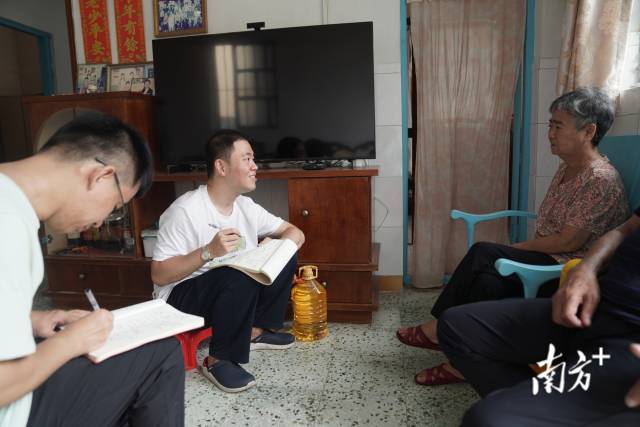 文化組的兩名成員正入戶探訪。