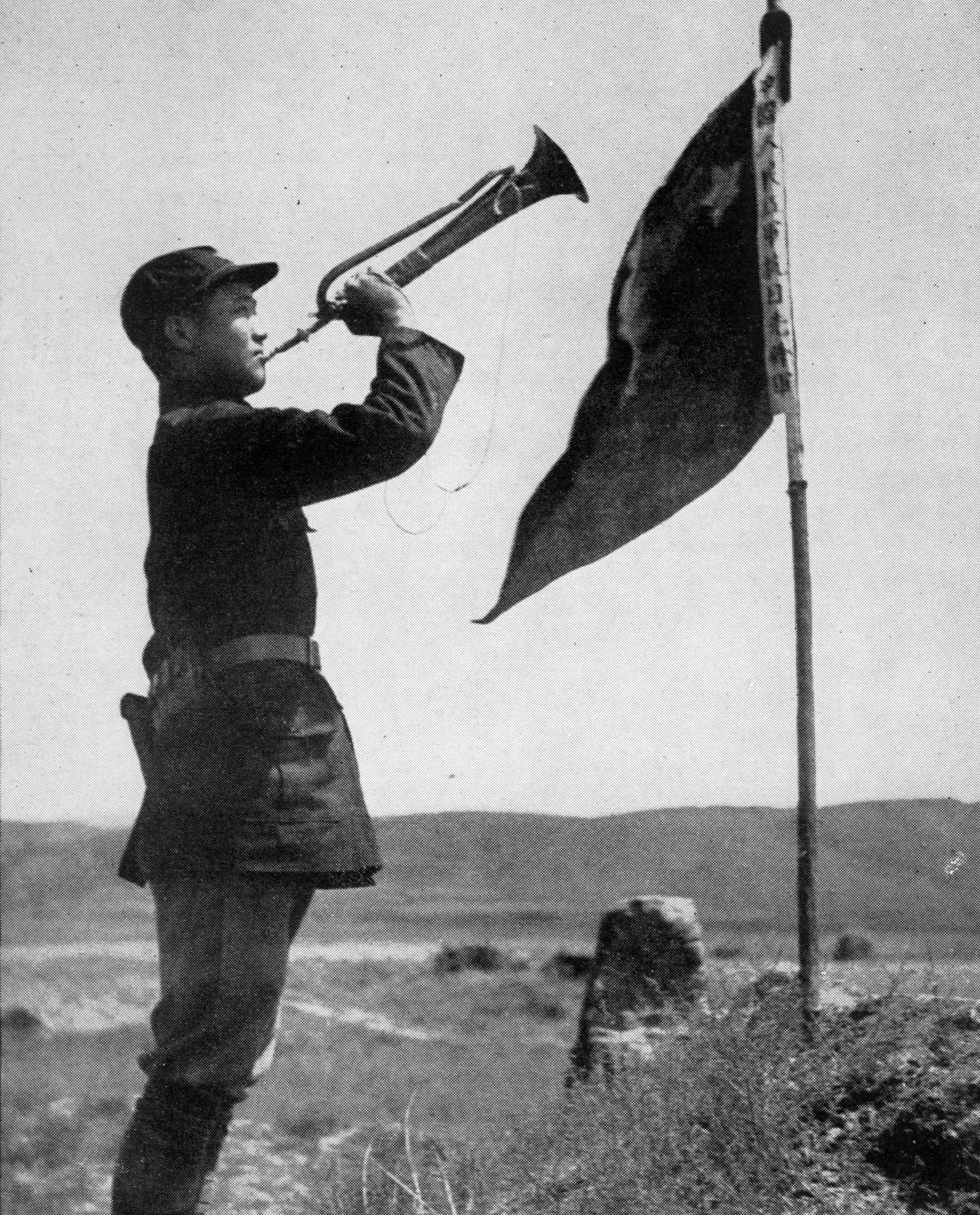 斯諾在預旺堡拍攝的紅軍司號員，他身邊的旗子上寫著“中國人民紅軍抗日先鋒隊”。