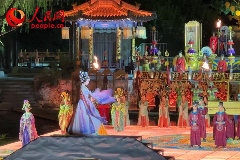 《長(zhǎng)恨歌》演出現(xiàn)場(chǎng)。人民網(wǎng)記者 李志強(qiáng)攝