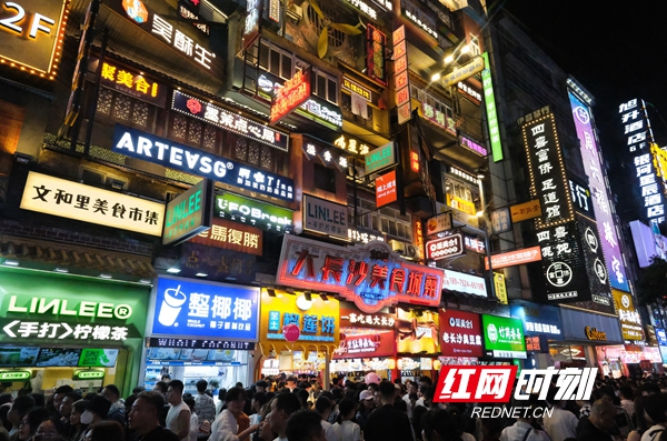 “五一”假期五一商圈客流激增，網(wǎng)紅長沙再現(xiàn)頂流效應(yīng)。.jpg