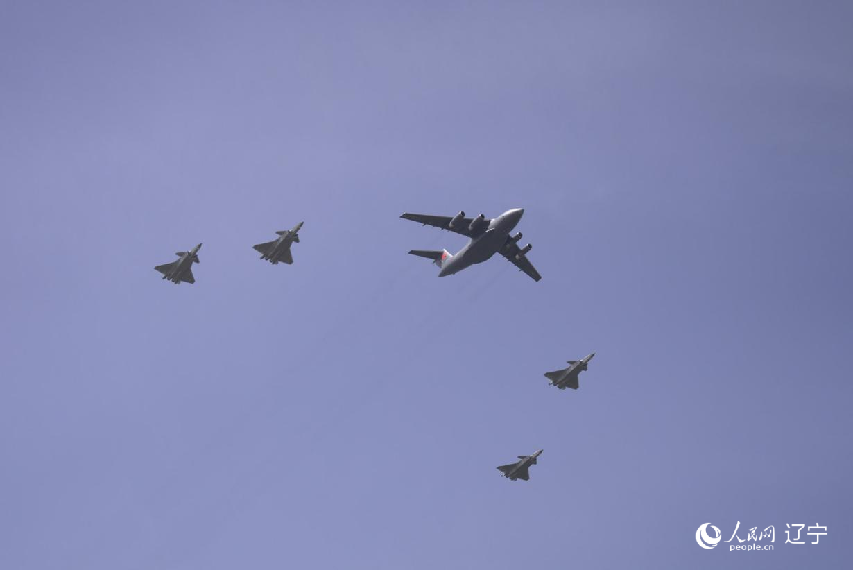 執(zhí)行第十二批在韓中國人民志愿軍烈士遺骸轉(zhuǎn)運任務(wù)的運-20進(jìn)入中國領(lǐng)空后，首次采用“五機(jī)編隊”的方式，由4架殲-20伴飛護(hù)航，與往年相比護(hù)航規(guī)格更高。人民網(wǎng)記者 邱宇哲攝