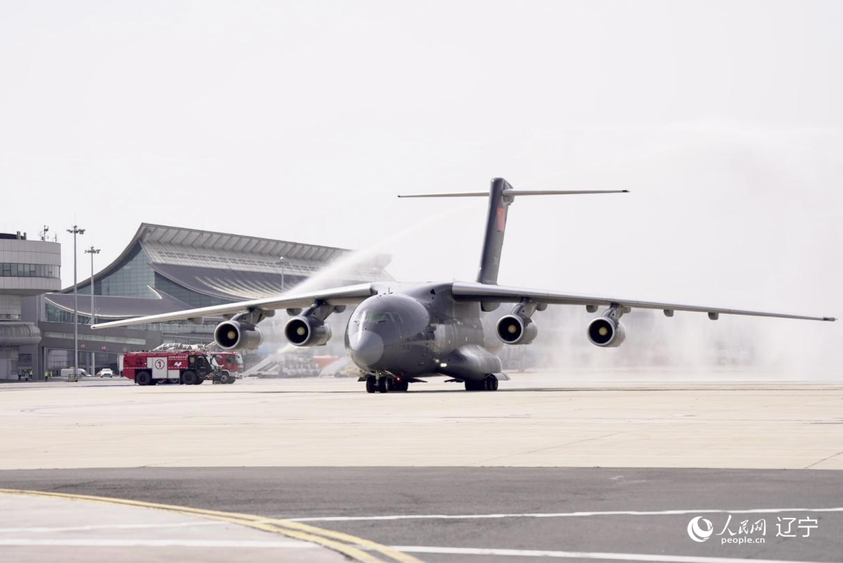 沈陽桃仙國際機(jī)場以“過水門”最高禮遇迎接英烈回家。人民網(wǎng)記者 邱宇哲攝