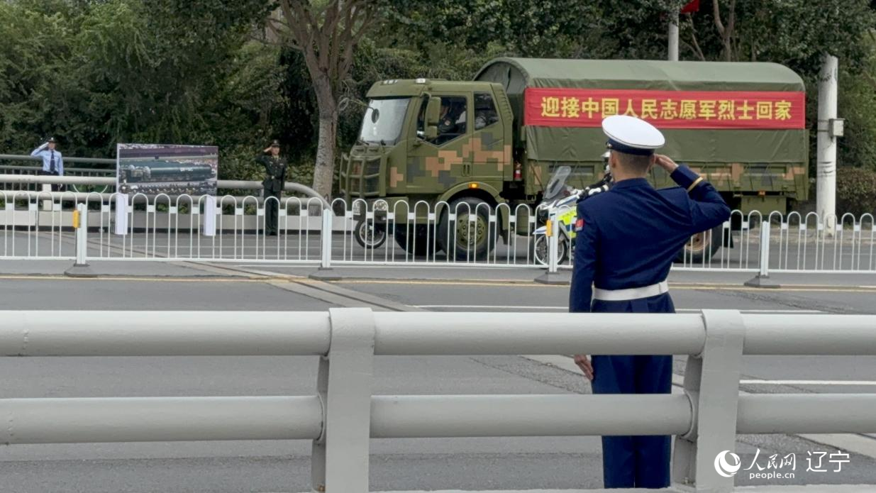 沈陽市渾河橋東側(cè)，擺放著東風(fēng)—5C導(dǎo)彈的受閱照片。人民網(wǎng)記者 湯龍攝