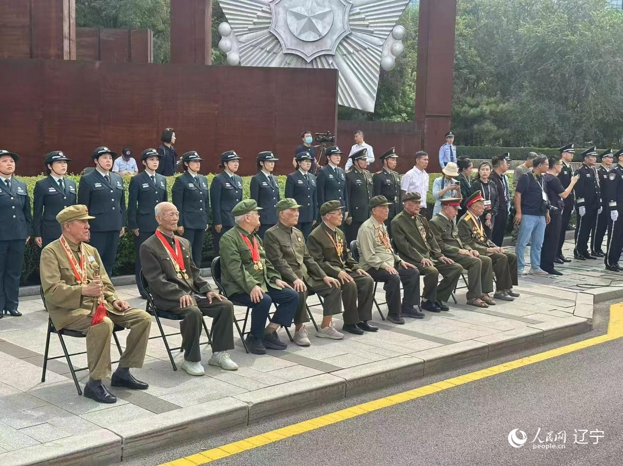 沈陽抗美援朝烈士陵園門前，志愿軍老戰(zhàn)士等候戰(zhàn)友的歸隊。人民網(wǎng)記者 周頌雪攝