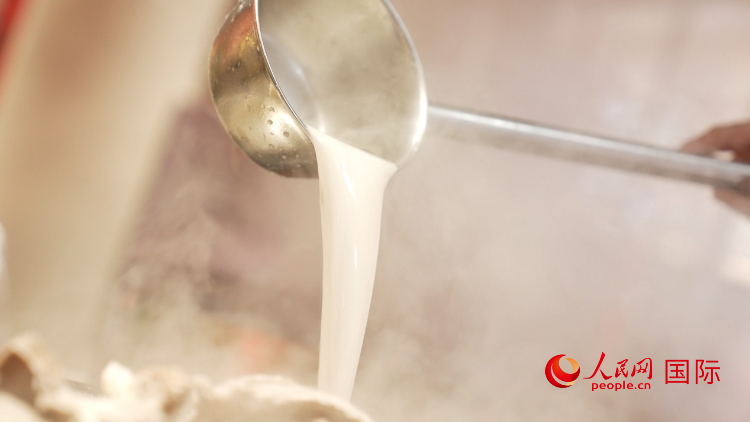 熬制中的徐州羊湯。人民網(wǎng)記者 蘇纓翔攝