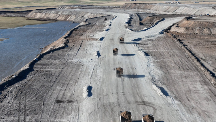 徐工無人電動(dòng)礦卡行駛在內(nèi)蒙古華能伊敏露天礦區(qū)。受訪對(duì)象供圖