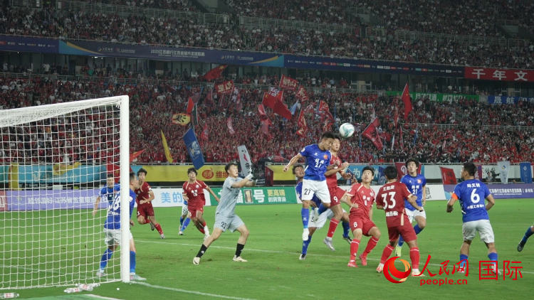 “蘇超”比賽現(xiàn)場(chǎng)。人民網(wǎng)記者 余樂攝