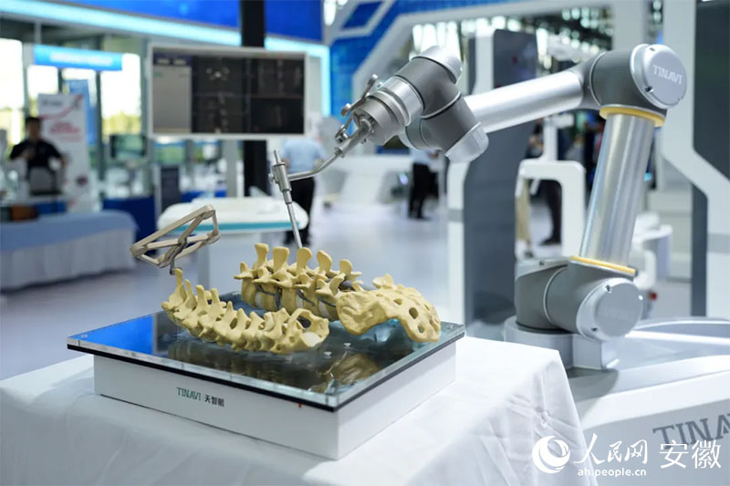 2024世界制造業(yè)大會上展出的骨科手術(shù)機器人。人民網(wǎng)記者 王銳攝