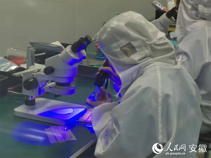 金張科技帶動下，超100家功能膜新材料企業(yè)在太湖縣集聚。人民網(wǎng)記者 胡雨松攝