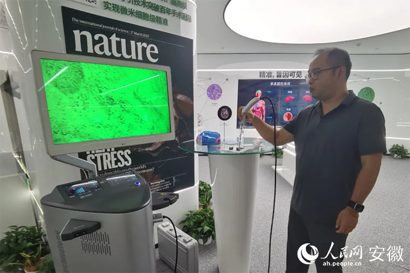 陳廷嘉演示“安刀”使用方法。人民網(wǎng)記者 胡雨松攝