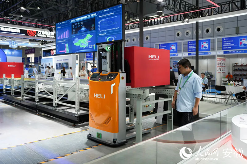 2024世界制造業(yè)大會上，合力將智能數(shù)據(jù)工廠系統(tǒng)帶進展會。人民網(wǎng)記者 王銳攝