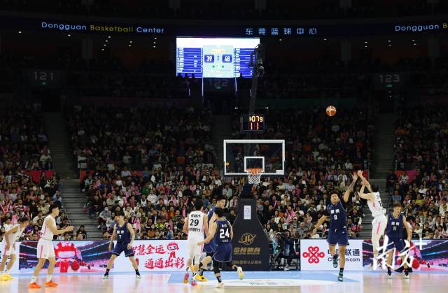 11月12日，十五運會男籃成年組決賽，現(xiàn)場有序而熱烈。張由瓊 攝