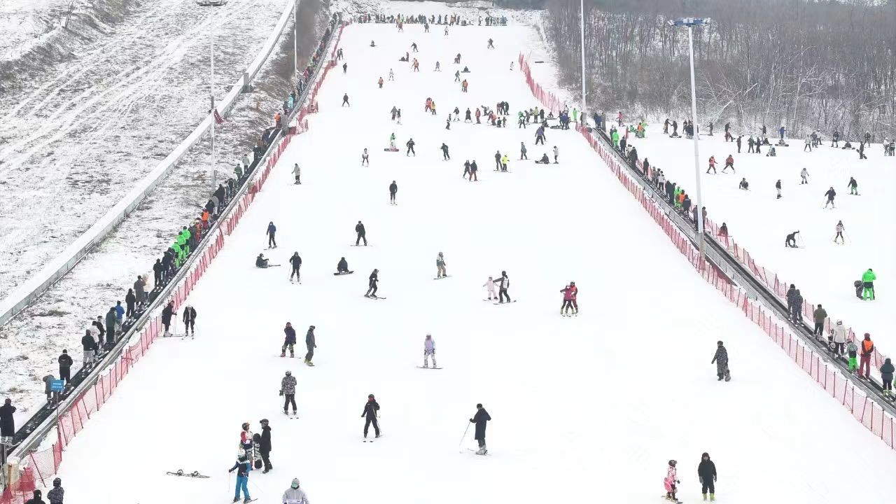 沈陽怪坡國際滑雪場迎來眾多滑雪愛好者。人民網(wǎng)記者 孝媛攝