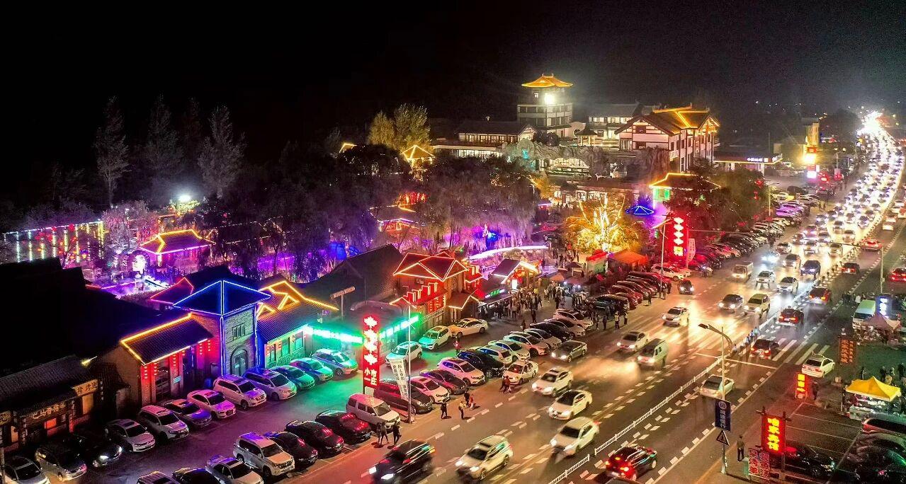 “小市一莊”夜景。受訪者供圖