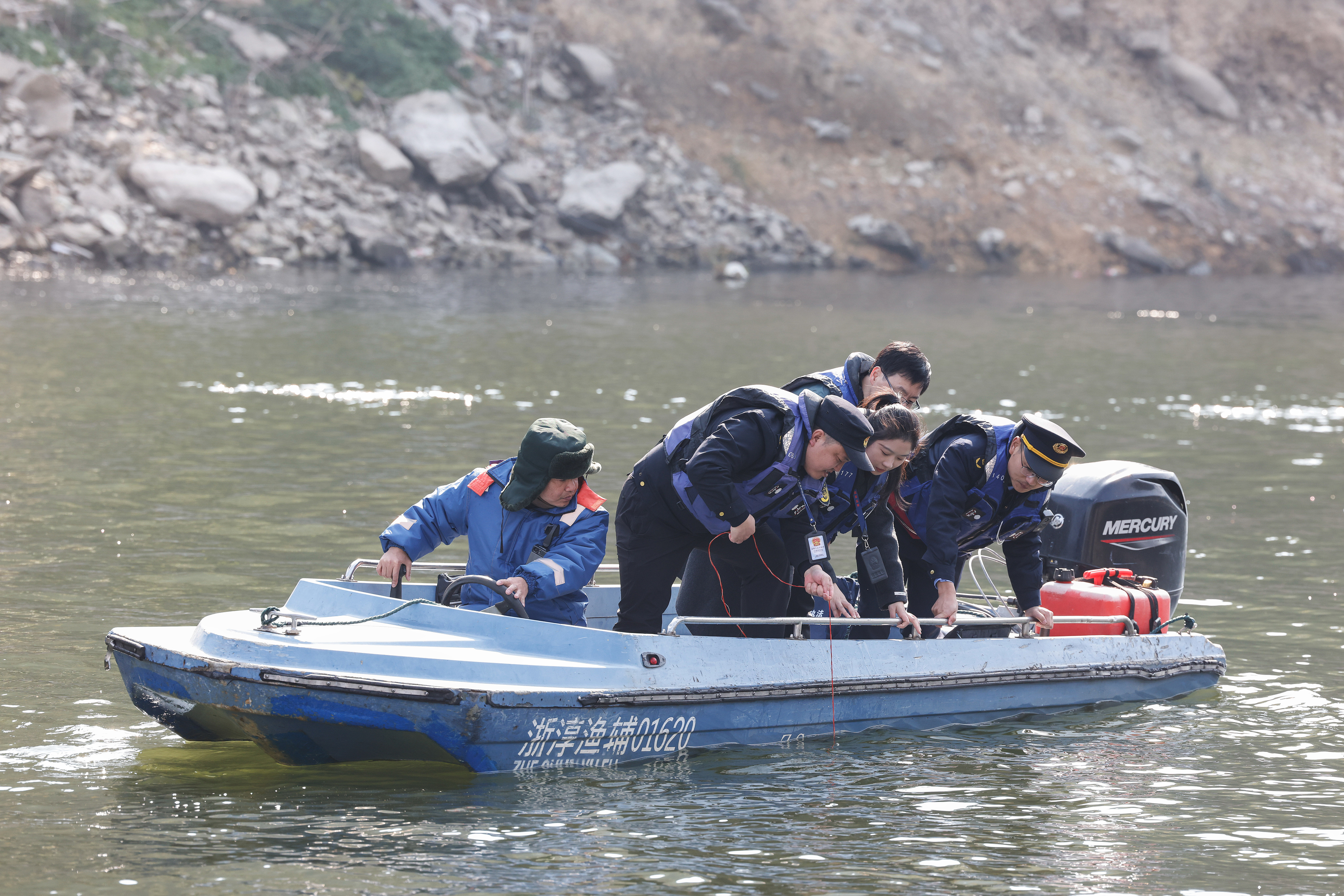 2025年12月4日，浙江杭州淳安縣與安徽黃山歙縣紀(jì)檢監(jiān)察干部及綜合行政執(zhí)法人員對浙皖交界的新安江鳩坑口水域進(jìn)行常態(tài)化巡河，共同保護(hù)漁業(yè)資源和水域生態(tài)環(huán)境。