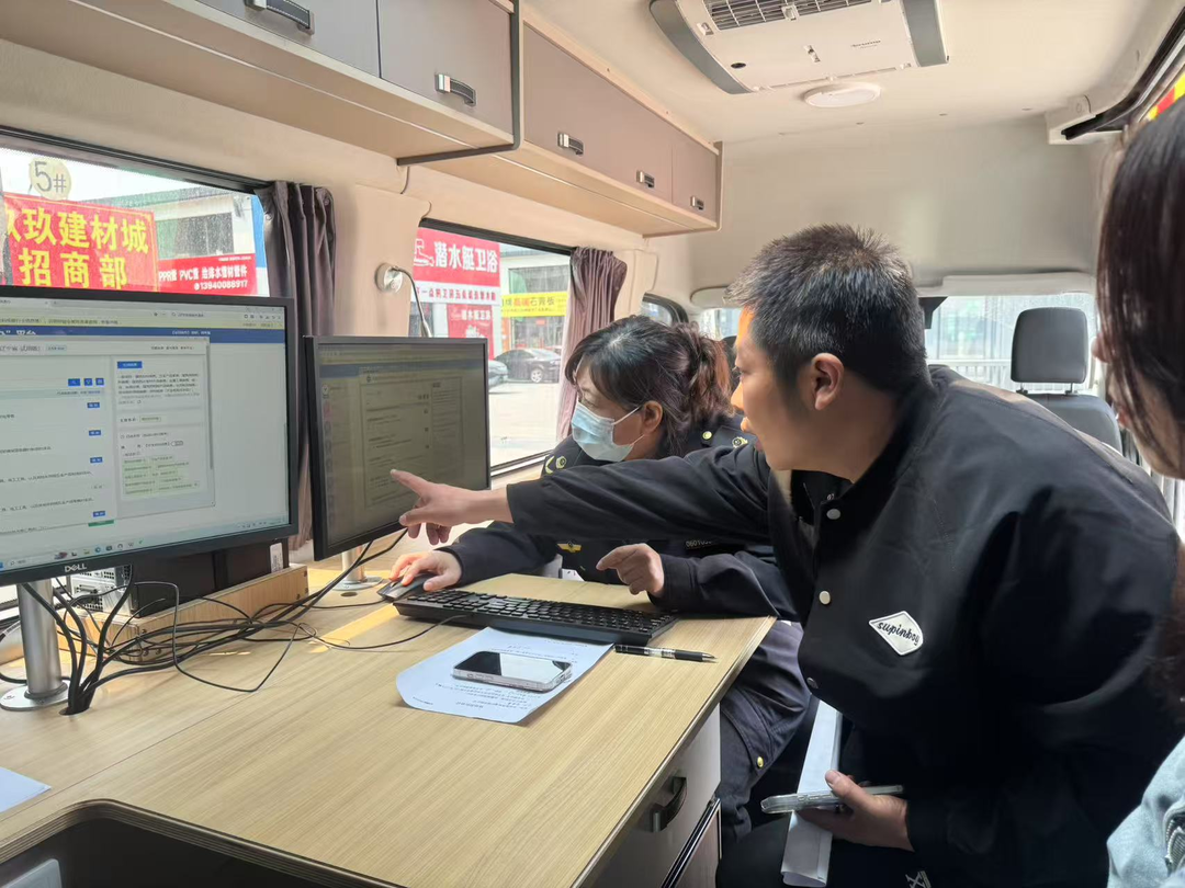 沈陽市大東區(qū)市場監(jiān)督管理局將政務(wù)服務(wù)窗口“搬”到商戶“家門口”，現(xiàn)場為經(jīng)營主體集中辦理并頒發(fā)營業(yè)執(zhí)照。沈陽市營商局供圖