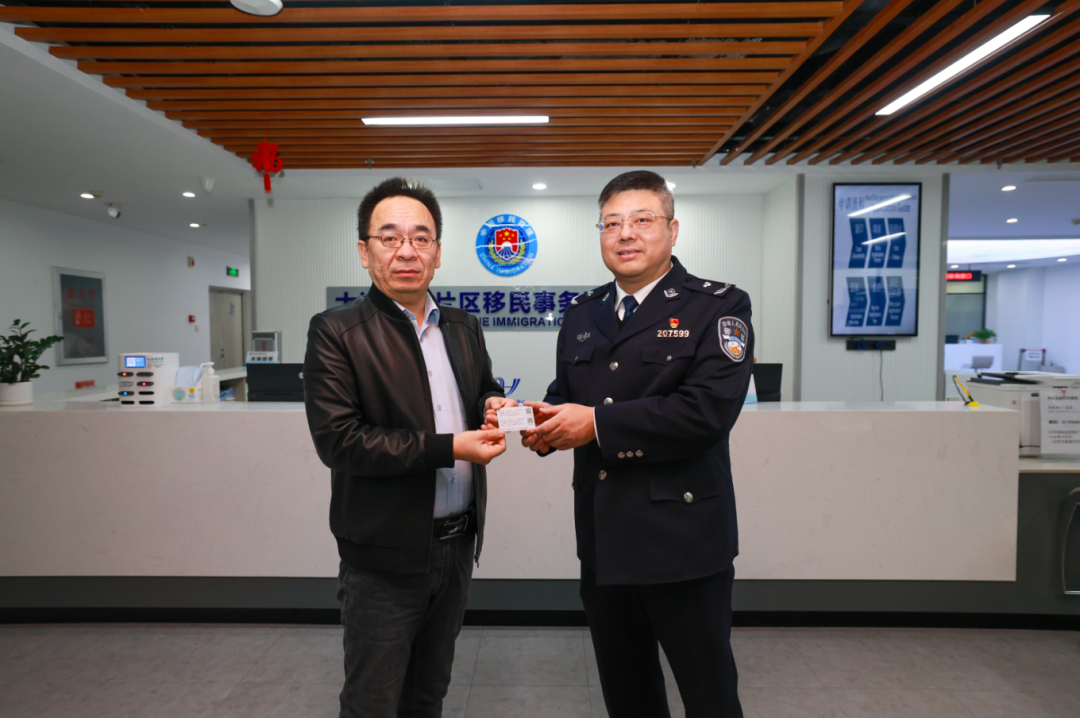 全省首張往來港澳人才簽注落地大連自貿(mào)片區(qū)。遼寧自貿(mào)試驗區(qū)大連片區(qū)供圖